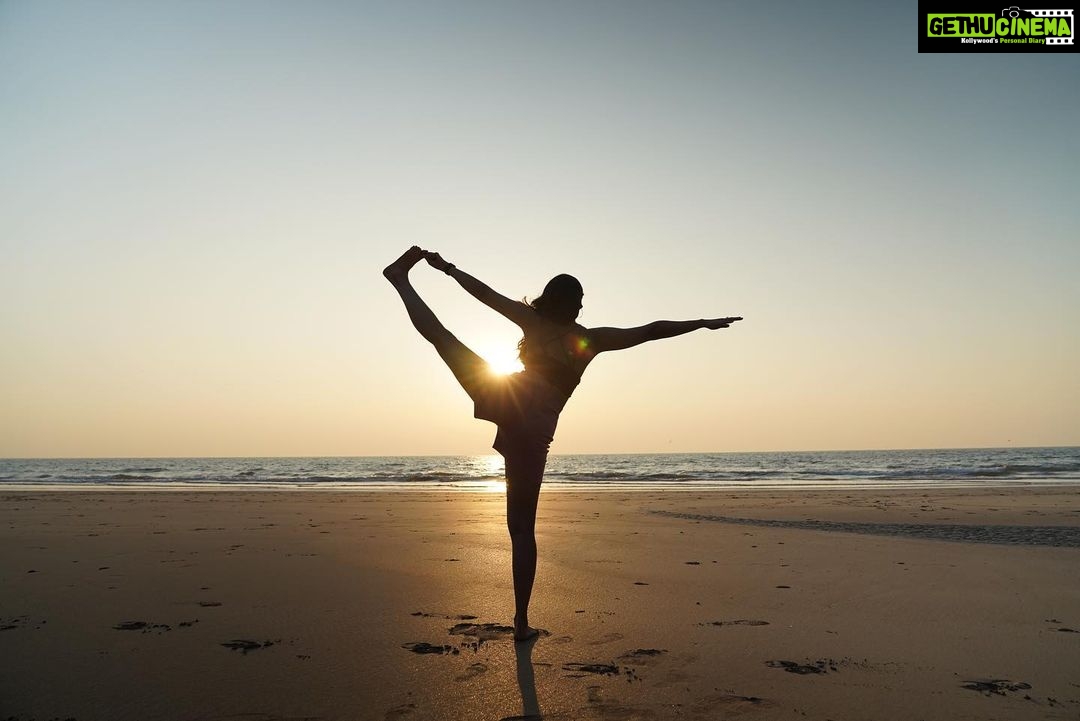 Nikita Dutta Instagram - Wearing gratitude and taking some light from the setting sun. š
š š§āāļø šø . . . . . #Sunset #Yoga #ChakraAsana #BackBends #wheelposevariation #UtthitaHastaPadangusthasana #YogaByTheBeach #Stretch #Photography Palshet Beach