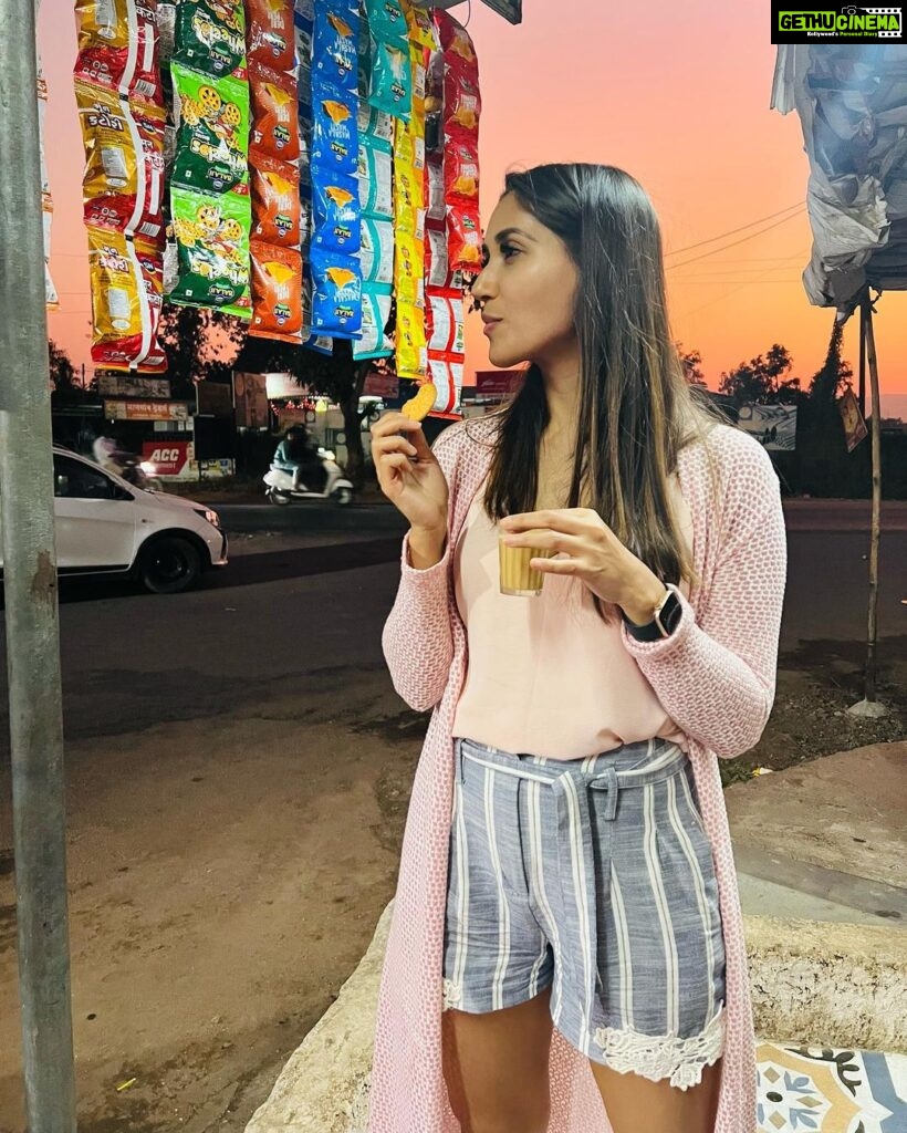 Nikita Dutta Instagram - Chai and Marie biscuit at a tapri on the highway during sunset is a mood. 🤓 ☕️ 🌅 🍪 🛣 . . Capturing credits: @mitavaswani Mangaon