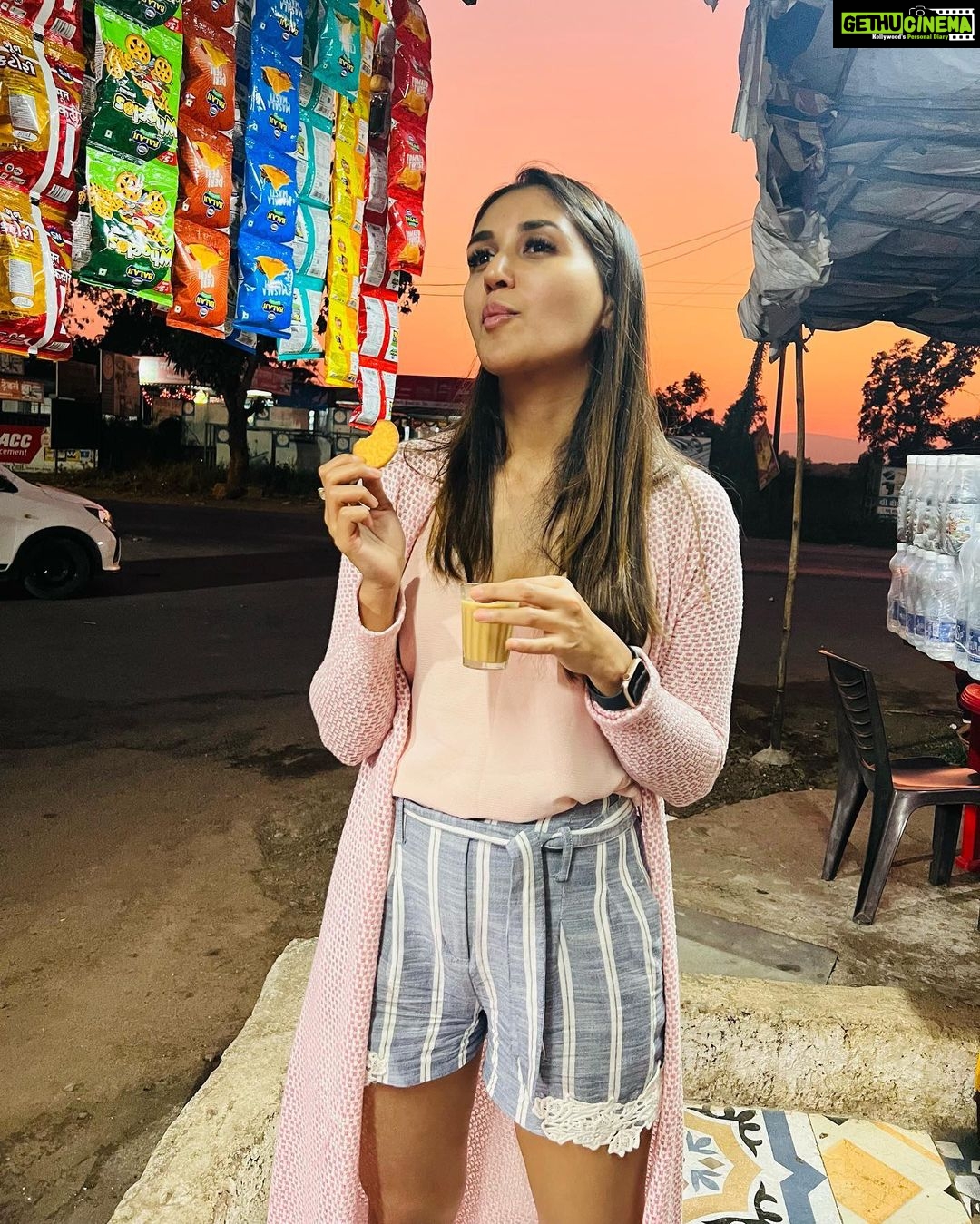 Nikita Dutta Instagram - Chai and Marie biscuit at a tapri on the highway during sunset is a mood. 🤓 ☕️ 🌅 🍪 🛣 . . Capturing credits: @mitavaswani Mangaon