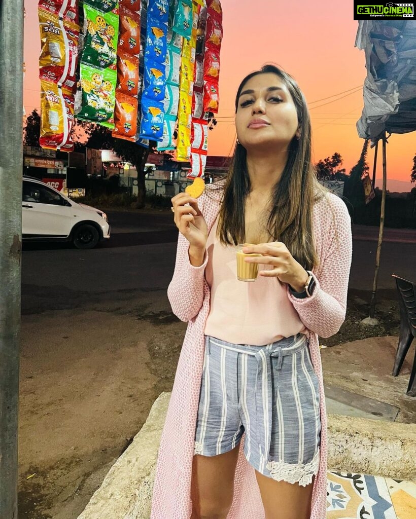 Nikita Dutta Instagram - Chai and Marie biscuit at a tapri on the highway during sunset is a mood. 🤓 ☕️ 🌅 🍪 🛣 . . Capturing credits: @mitavaswani Mangaon