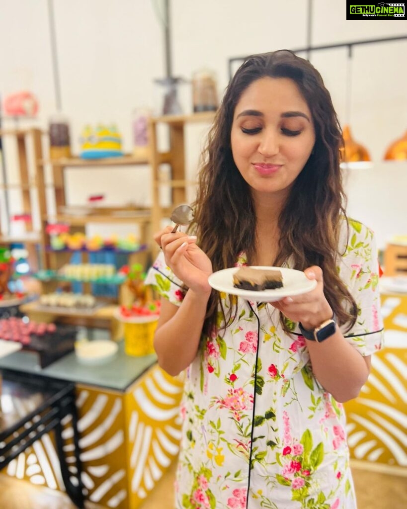 Nikita Dutta Instagram - Christmas was spent at work like every other day. So post pack up I went straight to my first love: Dessert 💕 Inspite of being sick, I can now say it was a merry Christmas 🤓🎄 . . #AboutLastNight #SweetToothproblems #DessertIsLife #AbsCanWait