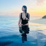 Nikita Dutta Instagram – Life is always better watching sunsets on a beach, while also sitting in a pool 🖤 🌊 
.
.
.
#Throwback #Maldives #IndianOcean #hideawaybeachmaldives #signaturecollectionmaldives 
.
.
.
Outfit by @mezzalunafashions styled by @jaferalimunshi assisted by @ankitha_chauhan @sr_styleco
📍: @hideawaybeachmaldives @signaturecollectionmaldives @lilytoursmaldives