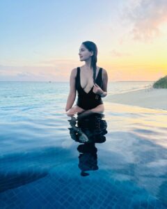 Nikita Dutta Instagram - Life is always better watching sunsets on a beach, while also sitting in a pool 🖤 🌊 
.
.
.
#Throwback #Maldives #IndianOcean #hideawaybeachmaldives #signaturecollectionmaldives 
.
.
.
Outfit by @mezzalunafashions styled by @jaferalimunshi assisted by @ankitha_chauhan @sr_styleco
📍: @hideawaybeachmaldives @signaturecollectionmaldives @lilytoursmaldives