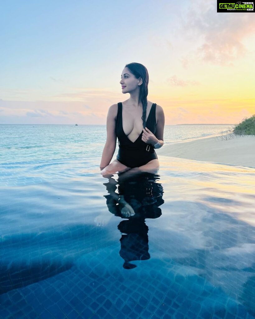 Nikita Dutta Instagram - Life is always better watching sunsets on a beach, while also sitting in a pool 🖤 🌊 . . . #Throwback #Maldives #IndianOcean #hideawaybeachmaldives #signaturecollectionmaldives . . . Outfit by @mezzalunafashions styled by @jaferalimunshi assisted by @ankitha_chauhan @sr_styleco 📍: @hideawaybeachmaldives @signaturecollectionmaldives @lilytoursmaldives