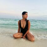 Nikita Dutta Instagram – Life is always better watching sunsets on a beach, while also sitting in a pool 🖤 🌊 
.
.
.
#Throwback #Maldives #IndianOcean #hideawaybeachmaldives #signaturecollectionmaldives 
.
.
.
Outfit by @mezzalunafashions styled by @jaferalimunshi assisted by @ankitha_chauhan @sr_styleco
📍: @hideawaybeachmaldives @signaturecollectionmaldives @lilytoursmaldives