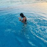 Nikita Dutta Instagram – Life is always better watching sunsets on a beach, while also sitting in a pool 🖤 🌊 
.
.
.
#Throwback #Maldives #IndianOcean #hideawaybeachmaldives #signaturecollectionmaldives 
.
.
.
Outfit by @mezzalunafashions styled by @jaferalimunshi assisted by @ankitha_chauhan @sr_styleco
📍: @hideawaybeachmaldives @signaturecollectionmaldives @lilytoursmaldives