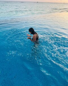 Nikita Dutta Instagram - Life is always better watching sunsets on a beach, while also sitting in a pool 🖤 🌊 
.
.
.
#Throwback #Maldives #IndianOcean #hideawaybeachmaldives #signaturecollectionmaldives 
.
.
.
Outfit by @mezzalunafashions styled by @jaferalimunshi assisted by @ankitha_chauhan @sr_styleco
📍: @hideawaybeachmaldives @signaturecollectionmaldives @lilytoursmaldives