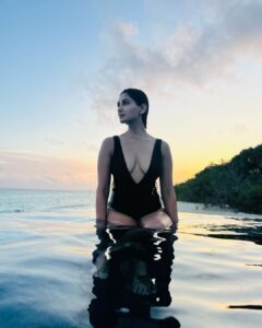 Nikita Dutta Instagram - Life is always better watching sunsets on a beach, while also sitting in a pool 🖤 🌊 
.
.
.
#Throwback #Maldives #IndianOcean #hideawaybeachmaldives #signaturecollectionmaldives 
.
.
.
Outfit by @mezzalunafashions styled by @jaferalimunshi assisted by @ankitha_chauhan @sr_styleco
📍: @hideawaybeachmaldives @signaturecollectionmaldives @lilytoursmaldives
