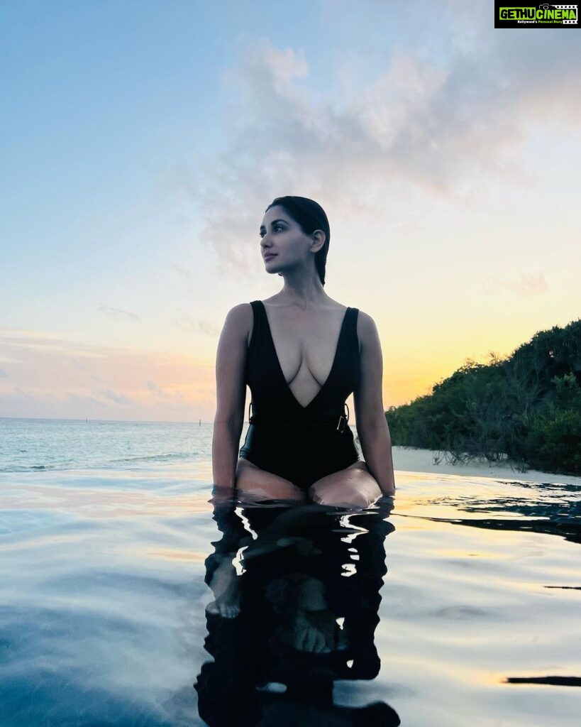 Nikita Dutta Instagram - Life is always better watching sunsets on a beach, while also sitting in a pool 🖤 🌊 . . . #Throwback #Maldives #IndianOcean #hideawaybeachmaldives #signaturecollectionmaldives . . . Outfit by @mezzalunafashions styled by @jaferalimunshi assisted by @ankitha_chauhan @sr_styleco 📍: @hideawaybeachmaldives @signaturecollectionmaldives @lilytoursmaldives