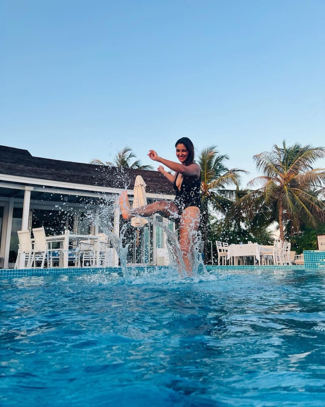 Nikita Dutta Instagram - Life is always better watching sunsets on a beach, while also sitting in a pool 🖤 🌊 . . . #Throwback #Maldives #IndianOcean #hideawaybeachmaldives #signaturecollectionmaldives . . . Outfit by @mezzalunafashions styled by @jaferalimunshi assisted by @ankitha_chauhan @sr_styleco 📍: @hideawaybeachmaldives @signaturecollectionmaldives @lilytoursmaldives