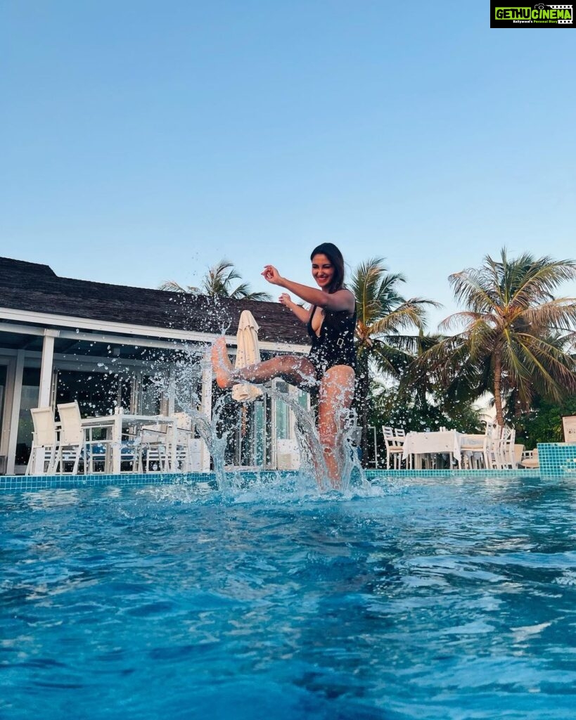 Nikita Dutta Instagram - Life is always better watching sunsets on a beach, while also sitting in a pool 🖤 🌊 . . . #Throwback #Maldives #IndianOcean #hideawaybeachmaldives #signaturecollectionmaldives . . . Outfit by @mezzalunafashions styled by @jaferalimunshi assisted by @ankitha_chauhan @sr_styleco 📍: @hideawaybeachmaldives @signaturecollectionmaldives @lilytoursmaldives