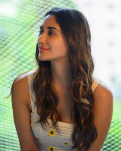 Nikita Dutta Instagram - Some sunflower energy 🌻 🌻
.
.
.
.
. 
📸: @ychips