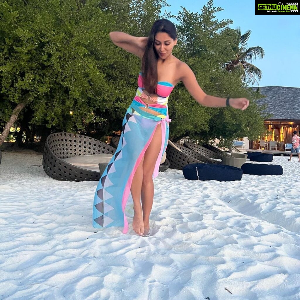 Nikita Dutta Instagram - 🩵🩷 Nothing that a walk on the beach during sunset can’t cure. Provided you balance through that soft sand. . . . . . Outfit by @kairesortwear styled by @jaferalimunshi assisted by @ankitha_chauhan @sr_styleco . 📍: @signaturecollectionmaldives @hideawaybeachmaldives @lilytoursmaldives