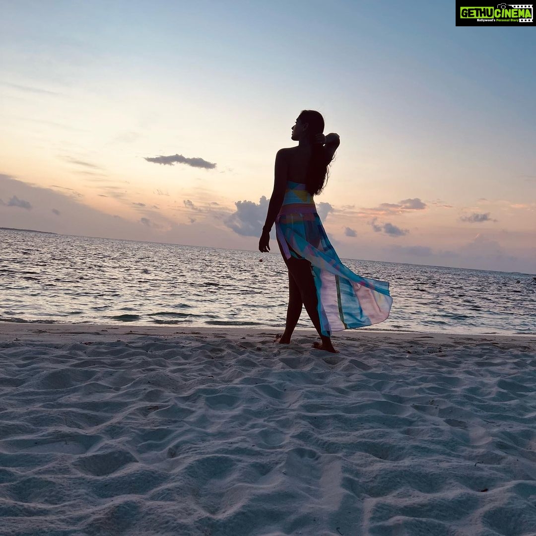 Nikita Dutta Instagram - 🩵🩷 Nothing that a walk on the beach during sunset can’t cure. Provided you balance through that soft sand. . . . . . Outfit by @kairesortwear styled by @jaferalimunshi assisted by @ankitha_chauhan @sr_styleco . 📍: @signaturecollectionmaldives @hideawaybeachmaldives @lilytoursmaldives