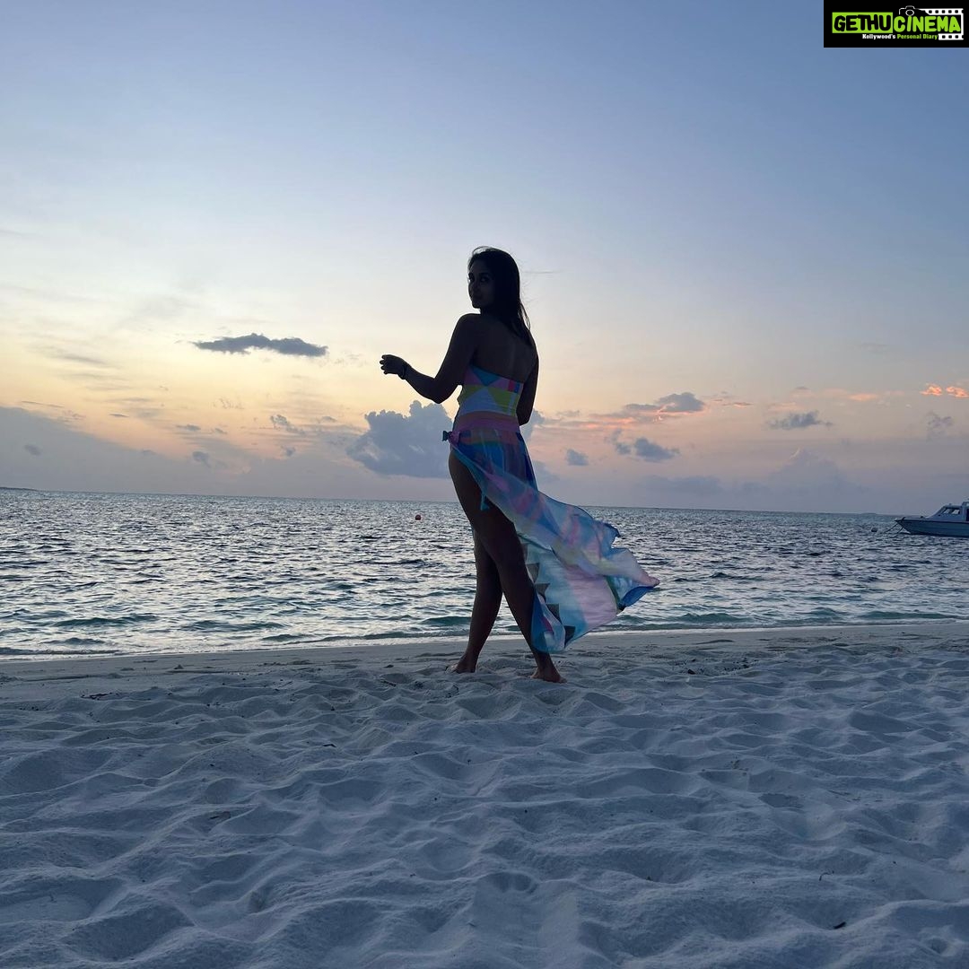 Nikita Dutta Instagram - 🩵🩷 Nothing that a walk on the beach during sunset can’t cure. Provided you balance through that soft sand. . . . . . Outfit by @kairesortwear styled by @jaferalimunshi assisted by @ankitha_chauhan @sr_styleco . 📍: @signaturecollectionmaldives @hideawaybeachmaldives @lilytoursmaldives