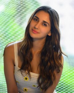 Nikita Dutta Instagram - Some sunflower energy 🌻 🌻
.
.
.
.
. 
📸: @ychips