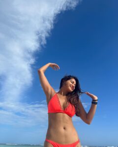 Nikita Dutta Instagram - Current mood: Neons and sea blues.
#HappyFriyay 🩵🤍
.
.
.
.
.
Outfit by @kairesortwear styled by @jaferalimunshi assisted by @ankitha_chauhan @sr_styleco 
.
📍: @hideawaybeachmaldives @signaturecollectionmaldives @lilytoursmaldives