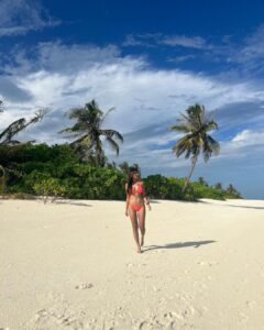 Nikita Dutta Instagram - Current mood: Neons and sea blues.
#HappyFriyay 🩵🤍
.
.
.
.
.
Outfit by @kairesortwear styled by @jaferalimunshi assisted by @ankitha_chauhan @sr_styleco 
.
📍: @hideawaybeachmaldives @signaturecollectionmaldives @lilytoursmaldives