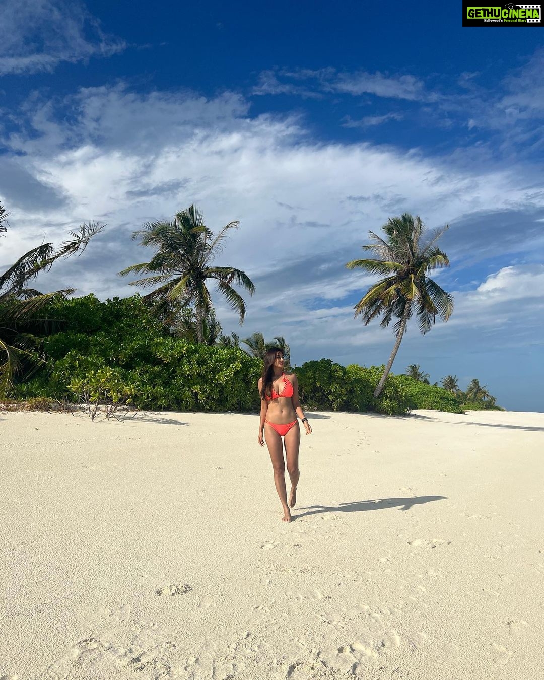 Nikita Dutta - 162.7K Likes - Current mood: Neons and sea blues.
#HappyFriyay 🩵🤍
.
.
.
.
.
Outfit by @kairesortwear styled by @jaferalimunshi assisted by @ankitha_chauhan @sr_styleco
.
📍: @hideawaybeachmaldives @signaturecollectionmaldives @lilytoursmaldives