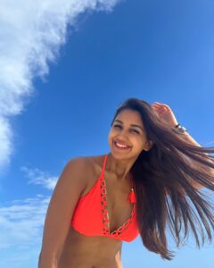Nikita Dutta Instagram - Current mood: Neons and sea blues.
#HappyFriyay 🩵🤍
.
.
.
.
.
Outfit by @kairesortwear styled by @jaferalimunshi assisted by @ankitha_chauhan @sr_styleco 
.
📍: @hideawaybeachmaldives @signaturecollectionmaldives @lilytoursmaldives