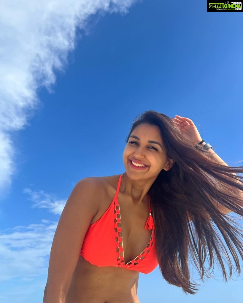 Nikita Dutta Instagram - Current mood: Neons and sea blues. #HappyFriyay 🩵🤍 . . . . . Outfit by @kairesortwear styled by @jaferalimunshi assisted by @ankitha_chauhan @sr_styleco . 📍: @hideawaybeachmaldives @signaturecollectionmaldives @lilytoursmaldives