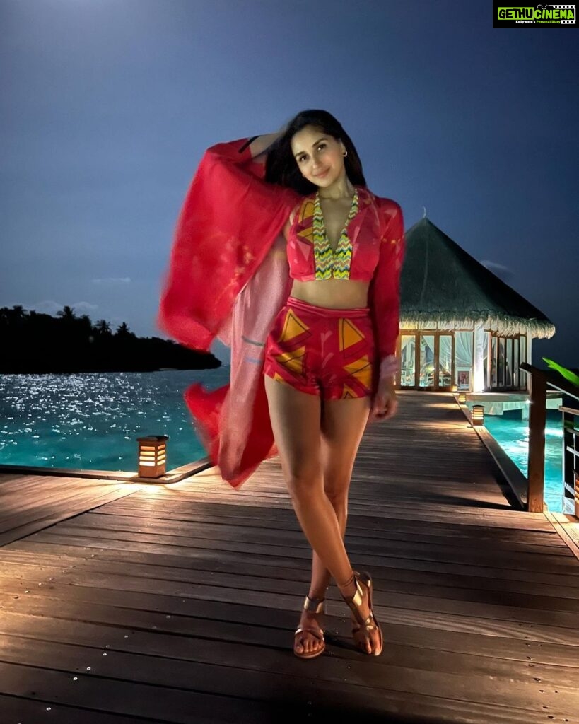 Nikita Dutta Instagram - Letting the night skies and sea breeze do the talking 🌺🌸🌼 . . . . . Wearing @babitamalkani styled by @jaferalimunshi 📍: @signaturecollectionmaldives @hideawaybeachmaldives @lilytoursmaldives Holiday courtesy @supersonex @kandugurua