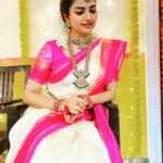 Nithya Ram Instagram - This amazing jewellery by @gold_copy1486 🩷 . . . . . . . #anna #annaserial #zeetamil #weddingscenes #funfilledday #sareelove #traditionalattire #loveforsaree