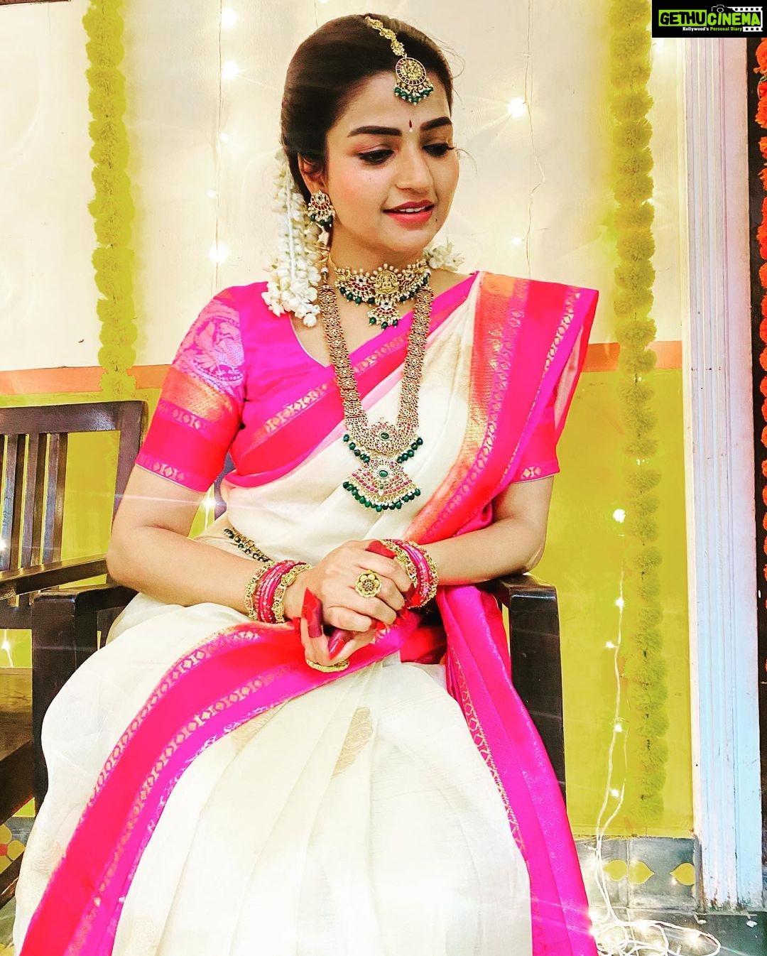 Nithya Ram Instagram - This amazing jewellery by @gold_copy1486 🩷 . . . . . . . #anna #annaserial #zeetamil #weddingscenes #funfilledday #sareelove #traditionalattire #loveforsaree