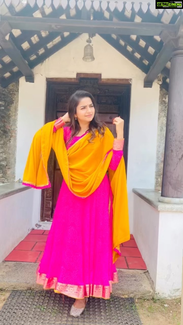 Nithya Ram Instagram - 💛🌸. . . . Lovely dress by @chakrabortymukta ❤️