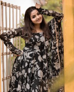 Nithya Ram Instagram - 🖤🤍🖤🤍. . . . . . . . Dress by @chakrabortymukta 🖤 Pc📷 : @skmani_photography 🤍