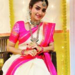 Nithya Ram Instagram - This amazing jewellery by @gold_copy1486 🩷 . . . . . . . #anna #annaserial #zeetamil #weddingscenes #funfilledday #sareelove #traditionalattire #loveforsaree