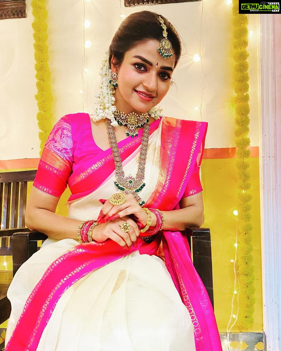 Nithya Ram Instagram - This amazing jewellery by @gold_copy1486 🩷 . . . . . . . #anna #annaserial #zeetamil #weddingscenes #funfilledday #sareelove #traditionalattire #loveforsaree