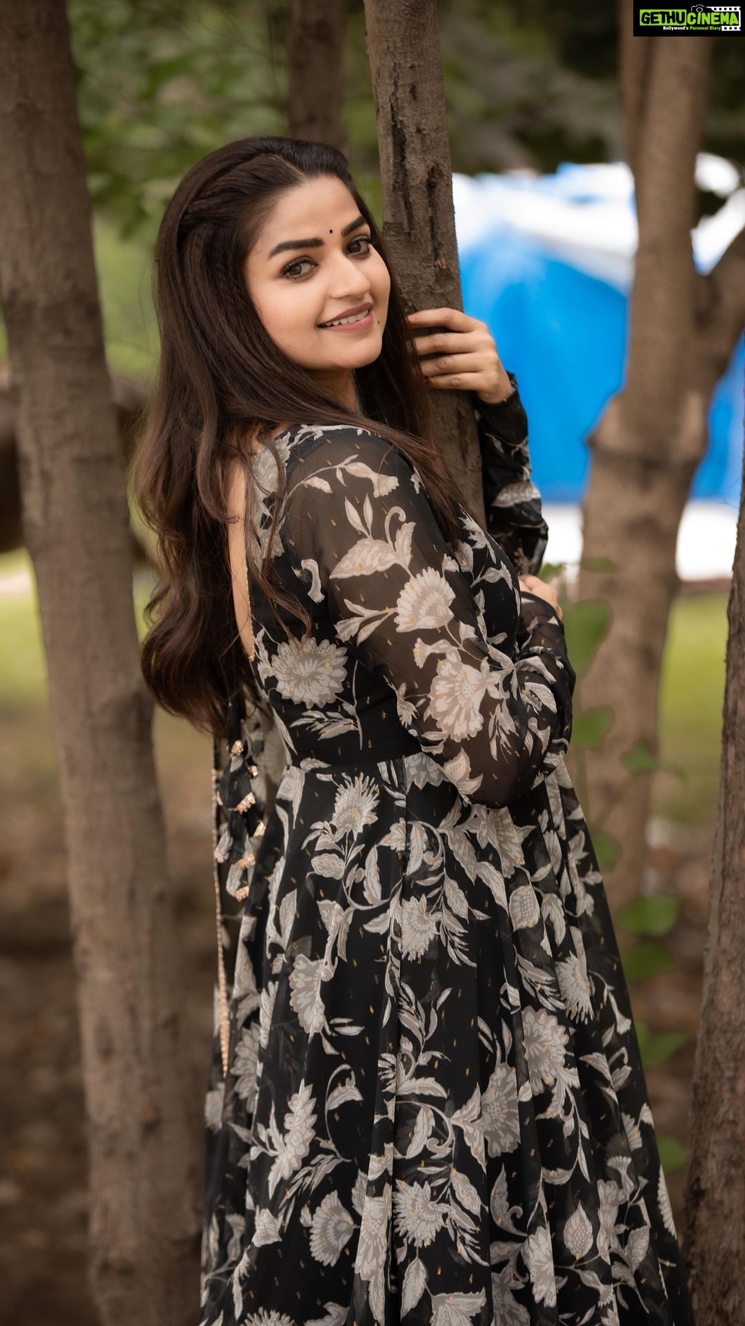 Nithya Ram Instagram - 🖤🖤🖤 Pc: @skmani_photography Costume: @chakrabortymukta