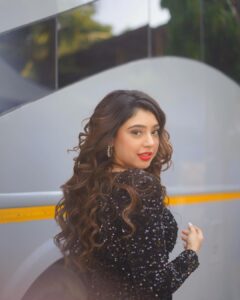 Niti Taylor Instagram - Lover🖤 #kaiseyehyaarian #promotions #nititaylor #lover #helloseptember Makeup @dishisanghvii Hair @suvarna_hair_stylist 📸 @iam_rajinamdar