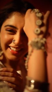 Niti Taylor Instagram - Stay where your heart smiles🤍 

This one’s for my favourite actress @jenniferwinget1 🥰❤️
#trendingreels #reelitfeelit #instagramreels #reelsinstagram #gulimata 
Outfit: @thechikanlabel
Styling: @styling.your.soul