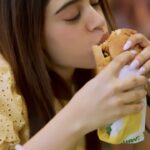Niti Taylor Instagram – Tag that confused friend🤪

Our inner thoughts can be pretty confusing, but when it comes to ordering Subway Hotsellers, no confusion boss 😎 Just point, pick and enjoy! 🤤

#AD #SubwayHotsellers #OrderingMadeSimple