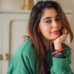 Niti Taylor Instagram - Starting the day with a fresh perspective and a heart full of gratitude💚 📸 @rohitgaikwadfilms