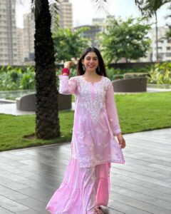 Niti Taylor Instagram - Looking at life through rose coloured dress 💖 

Wishing you & ur family a joyous and blessed Ganesh Chaturthi filled with love and devotion, may Ganpati bless you and your loved ones with health and prosperity as well. 
Ganpati Bappa Morya 🙏🏼

Outfit @zubeida_diaries
Styling: @styling.your.soul