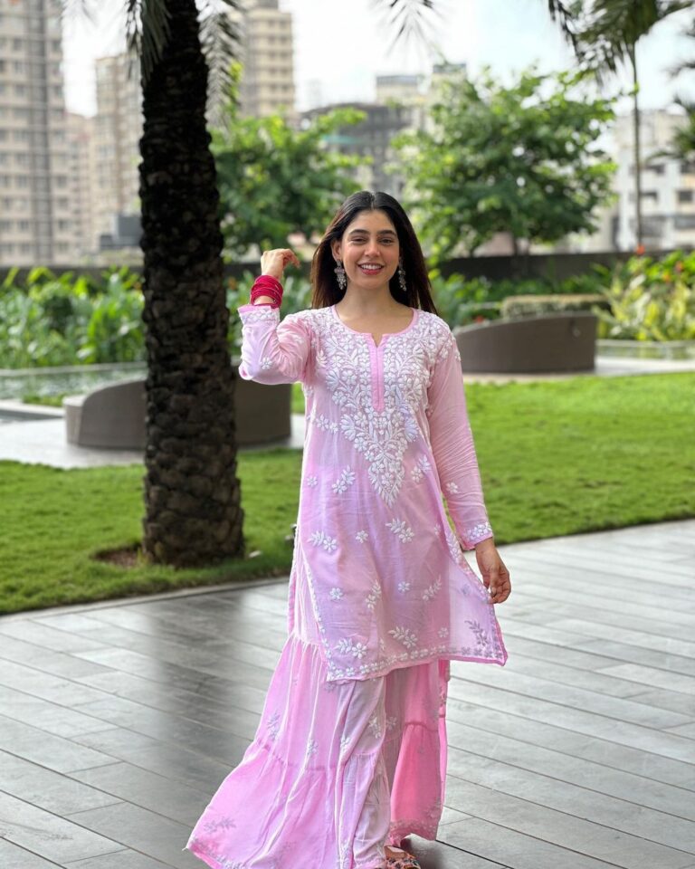 Niti Taylor Instagram - Looking at life through rose coloured dress 💖 Wishing you & ur family a joyous and blessed Ganesh Chaturthi filled with love and devotion, may Ganpati bless you and your loved ones with health and prosperity as well. Ganpati Bappa Morya 🙏🏼 Outfit @zubeida_diaries Styling: @styling.your.soul