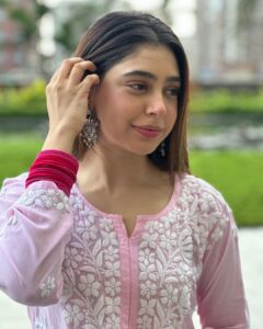 Niti Taylor Instagram - Looking at life through rose coloured dress 💖 

Wishing you & ur family a joyous and blessed Ganesh Chaturthi filled with love and devotion, may Ganpati bless you and your loved ones with health and prosperity as well. 
Ganpati Bappa Morya 🙏🏼

Outfit @zubeida_diaries
Styling: @styling.your.soul