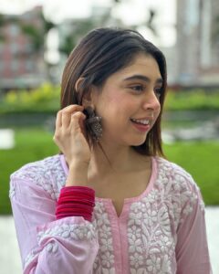 Niti Taylor Instagram - Looking at life through rose coloured dress 💖 

Wishing you & ur family a joyous and blessed Ganesh Chaturthi filled with love and devotion, may Ganpati bless you and your loved ones with health and prosperity as well. 
Ganpati Bappa Morya 🙏🏼

Outfit @zubeida_diaries
Styling: @styling.your.soul