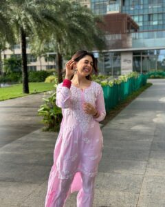 Niti Taylor Instagram - Looking at life through rose coloured dress 💖 

Wishing you & ur family a joyous and blessed Ganesh Chaturthi filled with love and devotion, may Ganpati bless you and your loved ones with health and prosperity as well. 
Ganpati Bappa Morya 🙏🏼

Outfit @zubeida_diaries
Styling: @styling.your.soul