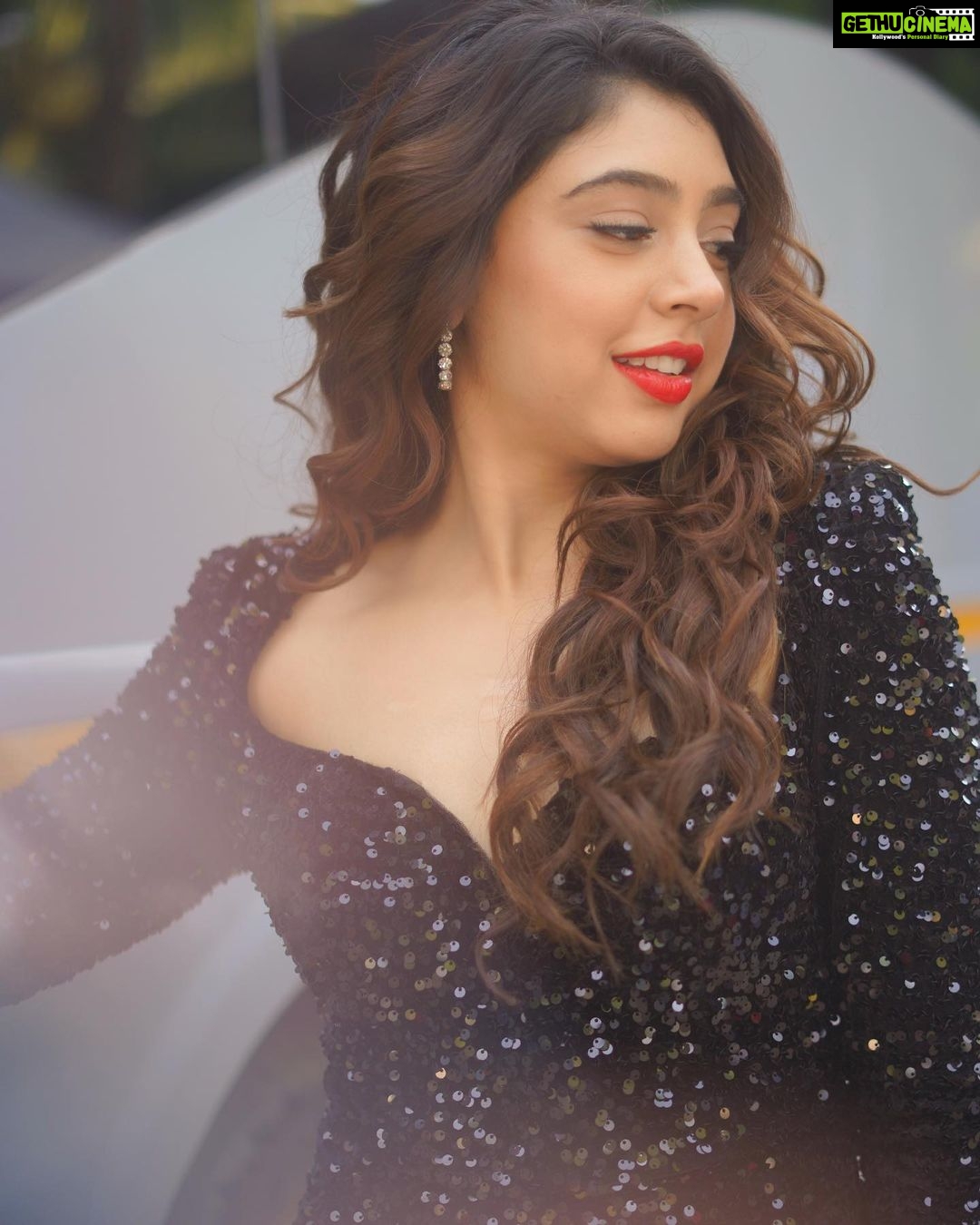 Niti Taylor Instagram - Lover🖤 #kaiseyehyaarian #promotions #nititaylor #lover #helloseptember Makeup @dishisanghvii Hair @suvarna_hair_stylist 📸 @iam_rajinamdar