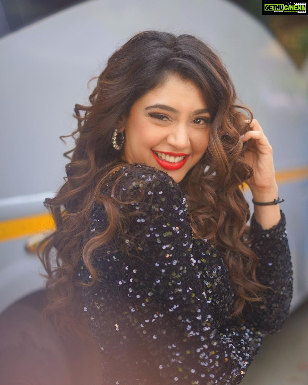 Niti Taylor Instagram - Lover🖤 #kaiseyehyaarian #promotions #nititaylor #lover #helloseptember Makeup @dishisanghvii Hair @suvarna_hair_stylist 📸 @iam_rajinamdar
