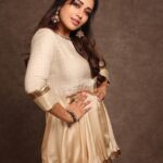 Nivetha Pethuraj Instagram - Stylist: @jayalakshmisundaresan Outfit: @rehanabasheerofficial Jewellery : @mspinkpantherjewel PC : @pranav.foto