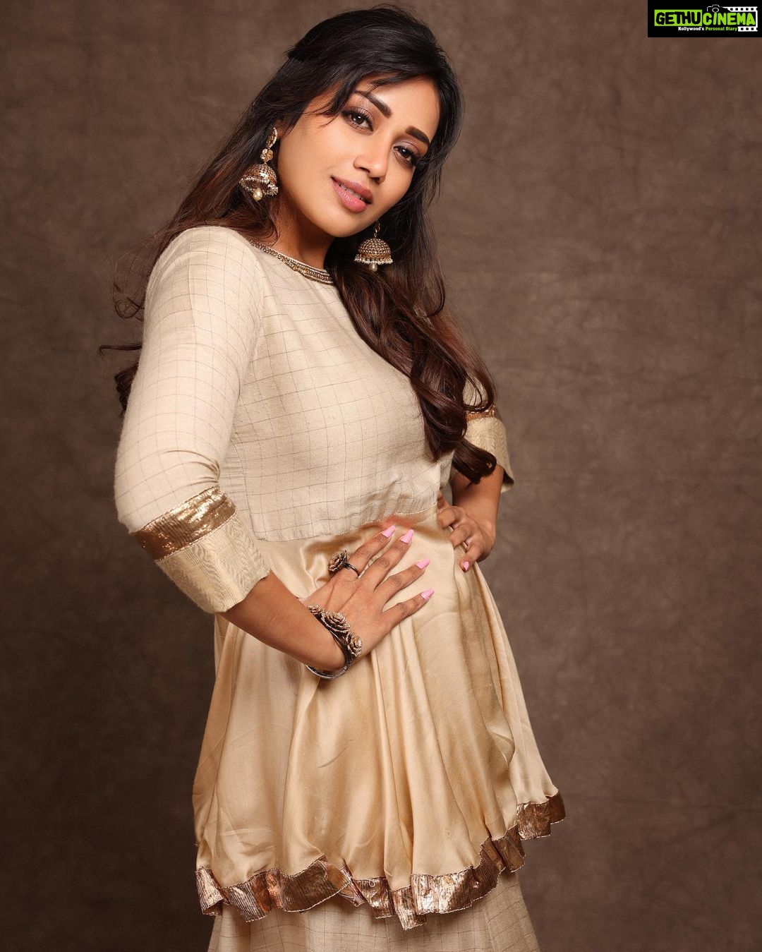 Nivetha Pethuraj Instagram - Stylist: @jayalakshmisundaresan Outfit: @rehanabasheerofficial Jewellery : @mspinkpantherjewel PC : @pranav.foto