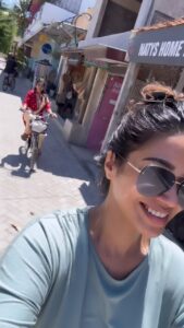 Nivetha Pethuraj Instagram - The joy of travelling with family is just different.. 🤍 #grateful #bali #gilitrawangan