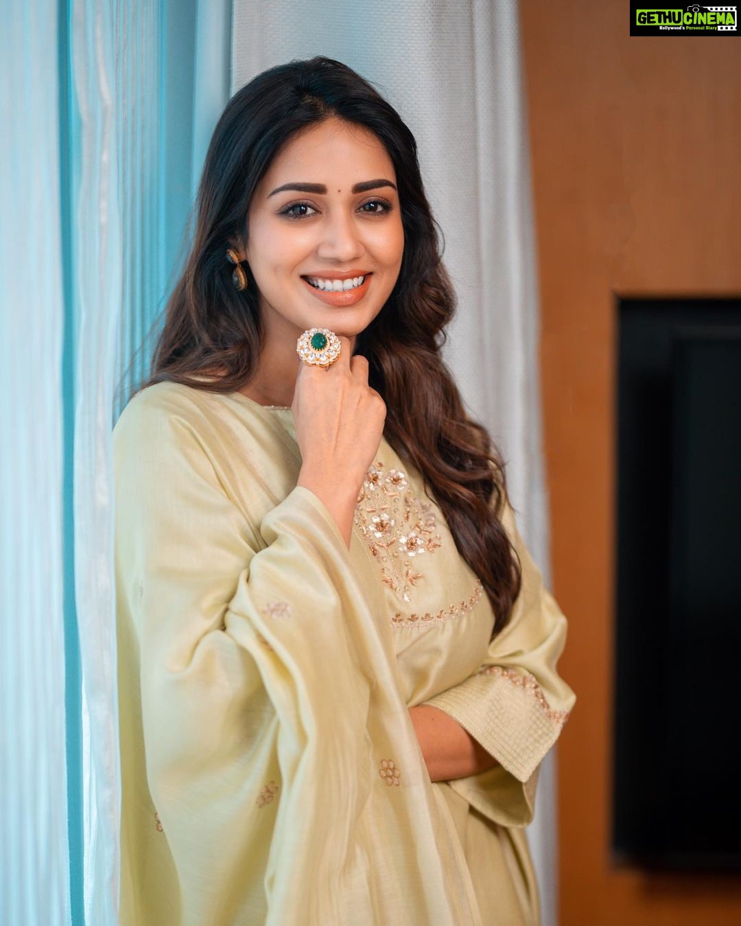 Nivetha Pethuraj Instagram - Stylist @dilesha_shafa Outfit @real_weaverstory Jewellery @karnikajewelshyd Photographer @they_call_me_keshu