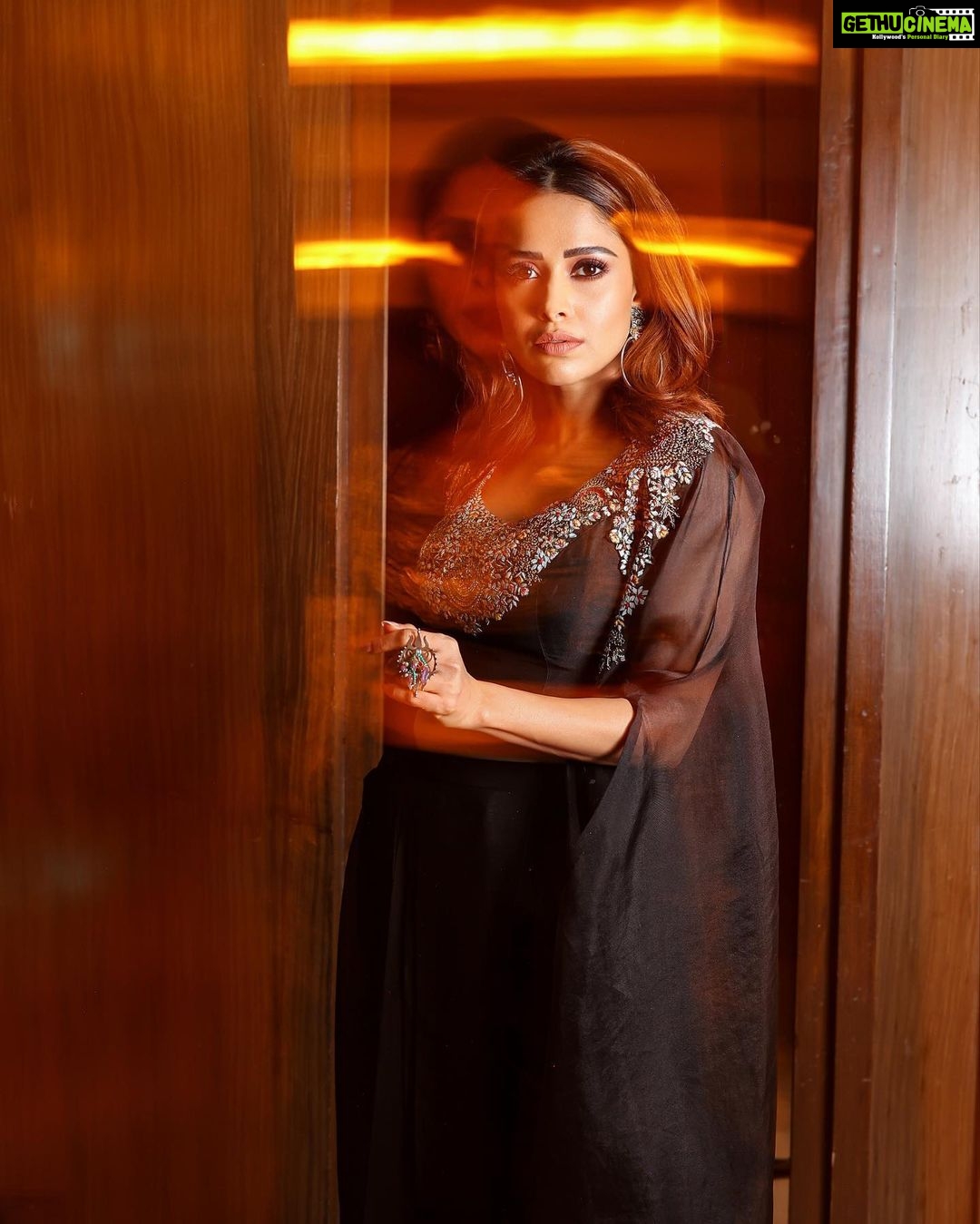 Nushrratt Bharuccha Instagram - To Blur is Human 💥🖤 Outfit : @prishostore Jewellery: @karnikajewelshyd . Style by me: @samidha.wangnoo Style team : @ritika.kishnani @yashtikaasharmaa Make up : @vardannayak Hair by : @ashwini_hairstylist 📸 : @lakshaysachdevaphotography