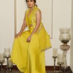 Nushrratt Bharuccha Instagram – Sun-Sani 🌞
#Akelli 

Outfit : @loka_byveerali 
Jewellery : @karishma.joolry 
@dipublicrelations 

Styled by : @samidha.wangnoo 
Style team : @ritika.kishnani  @yashtikaasharmaa 

Make up : @vardannayak 
Hair by : @ashwini_hairstylist 
📸 : @miteshsphotography